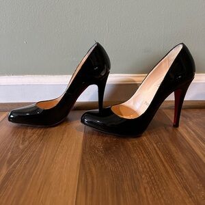 Christian Louboutin black patent "Ron Ron" pumps. Size 37.5.